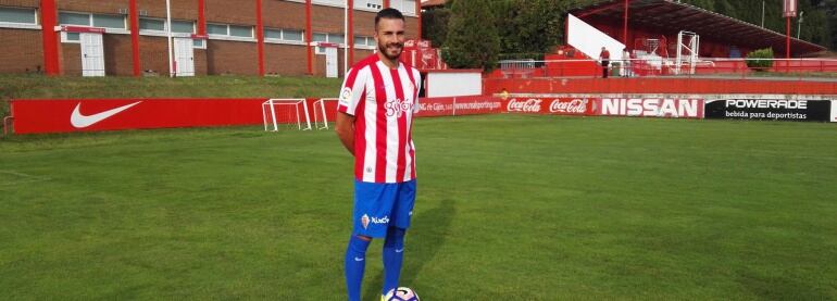 Xavi Torres posa con la elástica rojiblanca 