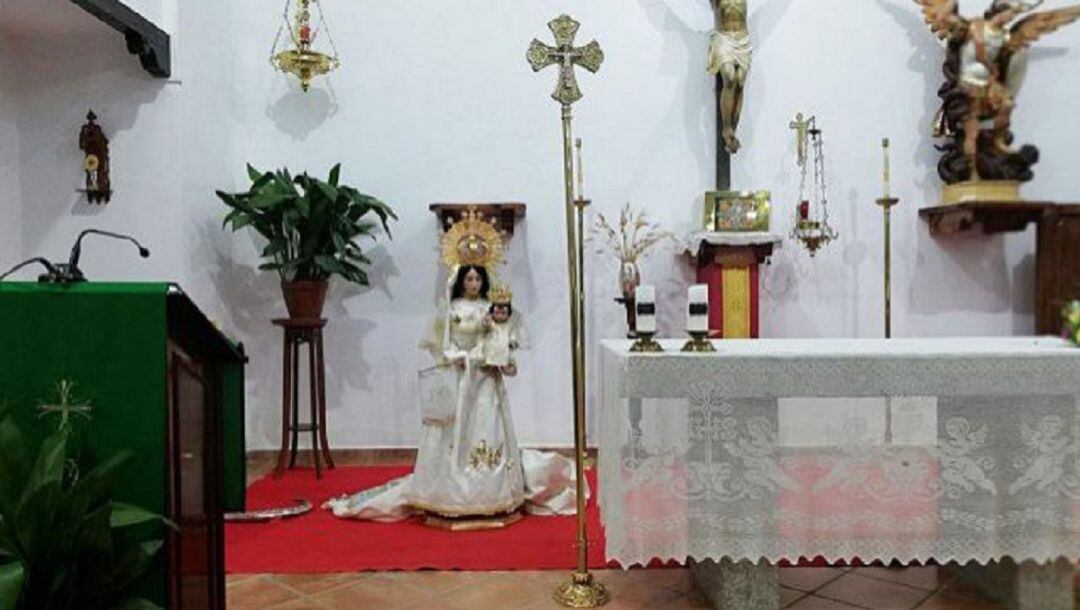 Imagen de la VIrgen bajada de su pedestal al suelo, sin más daños en el templo