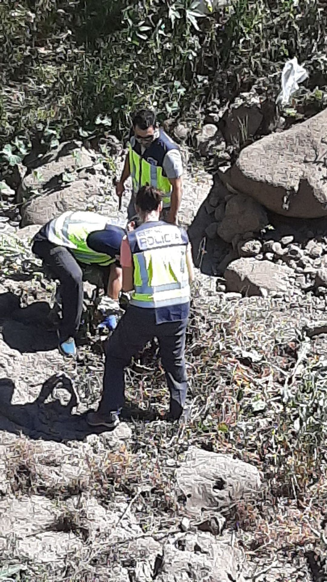 Efectivos de la Policia Judicial buscan el arma. 