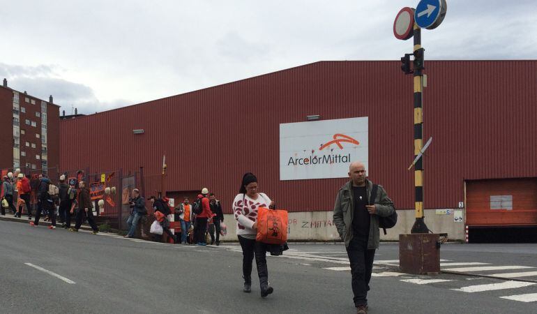 Los últimos trabajadores de la unidad del tren de Laminación abandonan las instalaciones con gesto serio