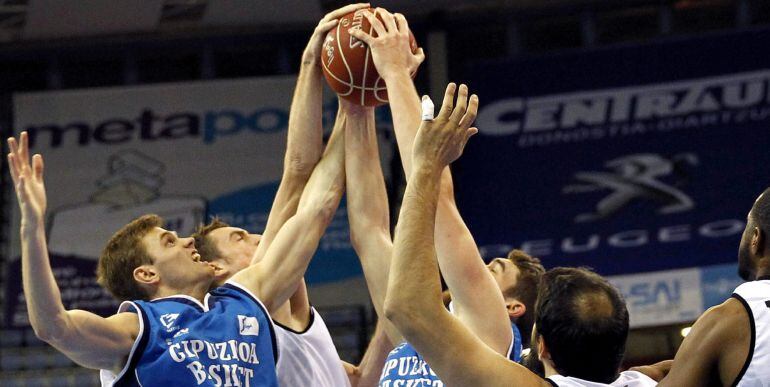 GRA306. SAN SEBASTIÁN, 06/12/2014.- Jugadores del Gipuzkoa Basket y del Bilbao Basket, disputan un rebote durante el encuentro corresonpondiente a la décima jornada de la liga ACB, que han disputado esta noche en la plaza de toros de Illumbe, en San Sebastián. EFE/Javier Etxezarreta.