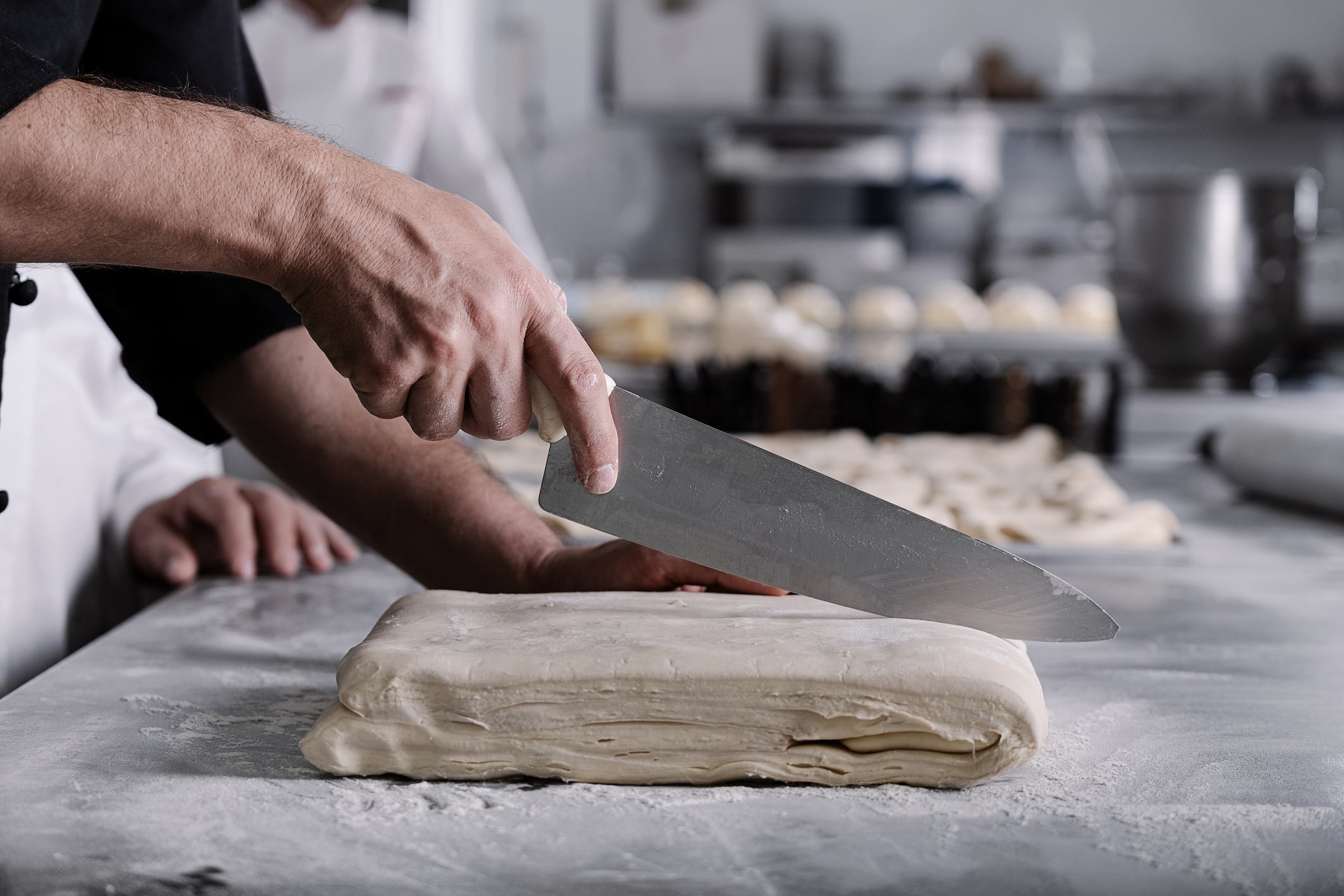 Un cocinero corta pasta fresca.