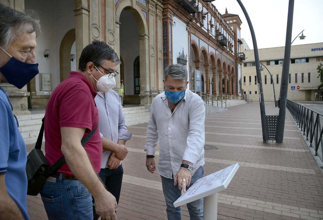 El delegado municipal de Movilidad, Rubén Pérez, durante la resposición de los paneles de &quot;metro-minuto&quot;