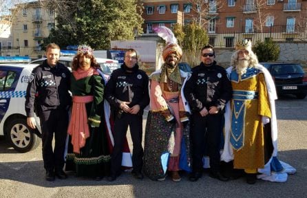 Los tres Reyes Magos han llegado a Toledo en vehículos del cuerpo de Policía Local en la mañana de este viernes