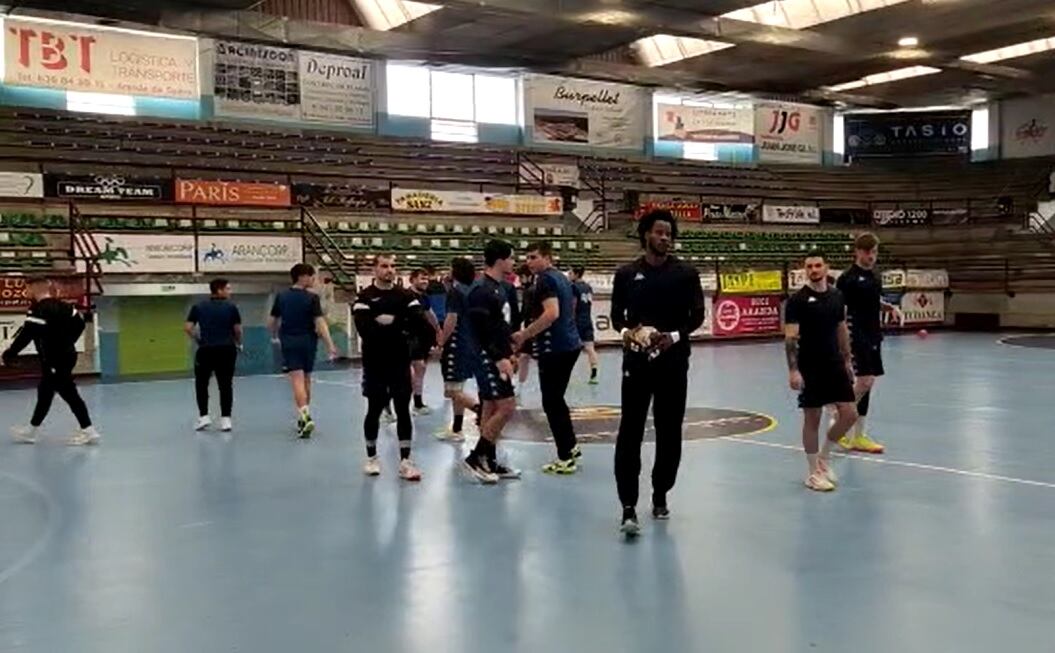 La plantilla del Tubos Aranda antes de iniciar el último entrenamiento antes de viajar este mismo jueves a Esplugues de Llobregat