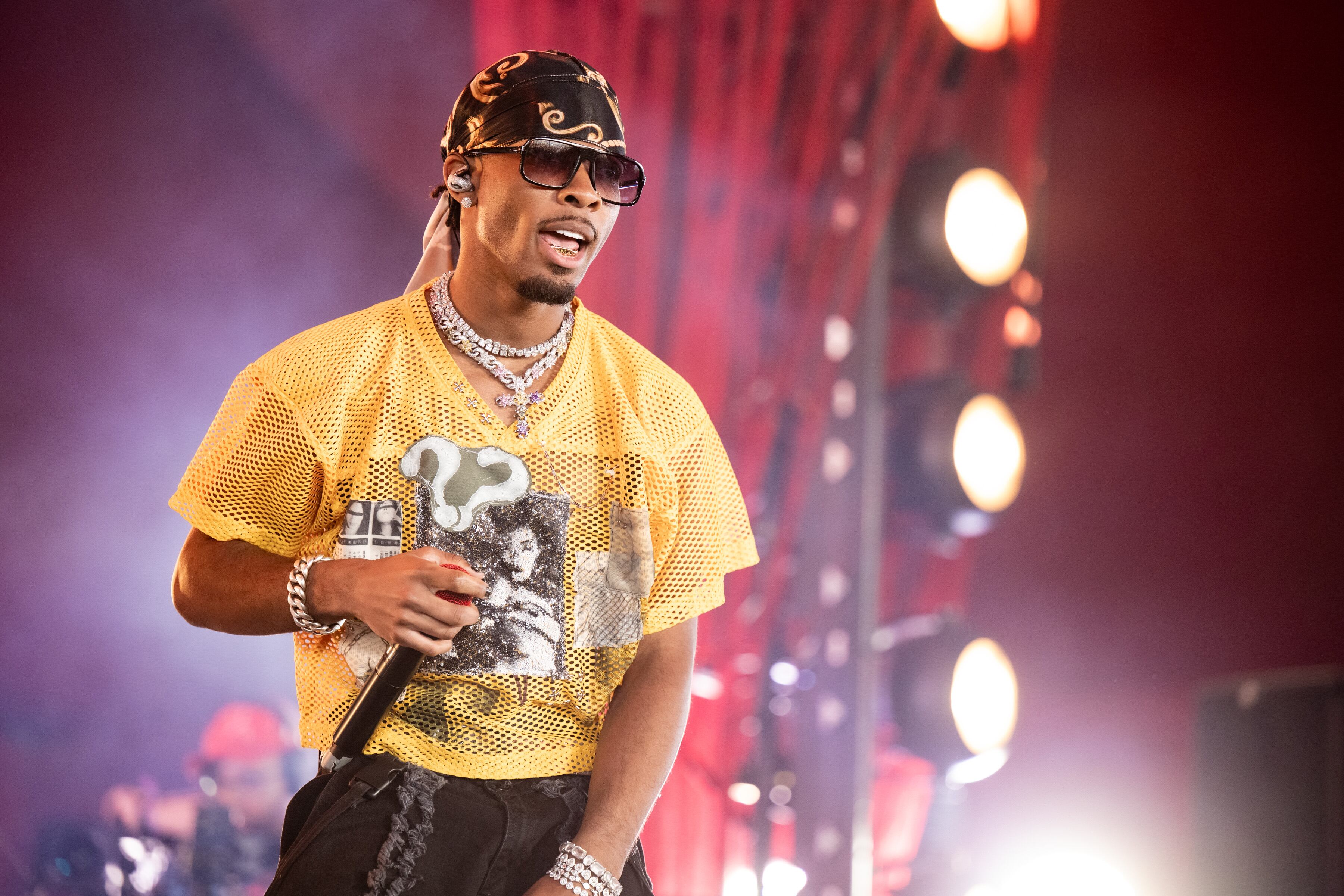 D4vd actuando en Coachella en 2025