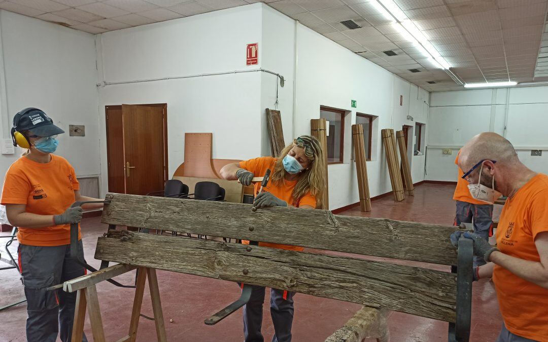 Mujeres trabajando en el taller municipal