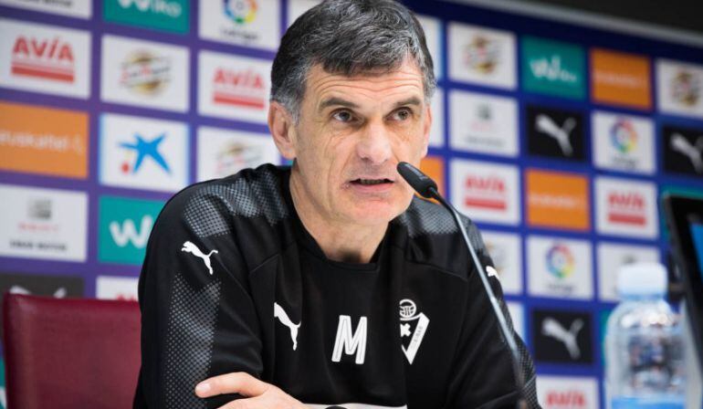 Mendilibar durante una rueda de prensa en Ipurua