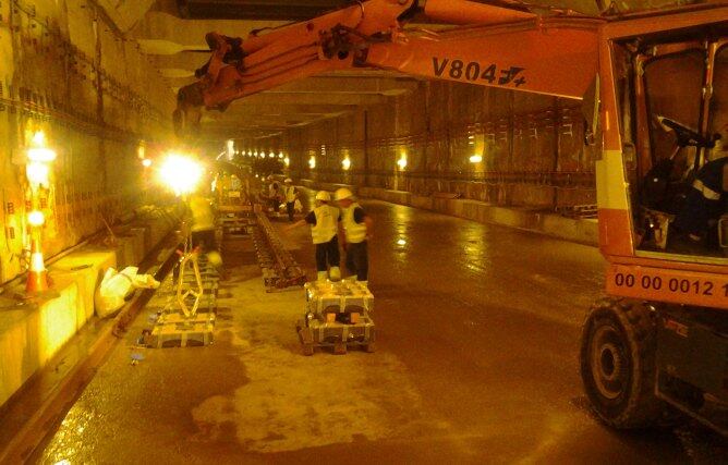 Òperaris treballant al tram de la línia 9 del metro de Barcelona que ha d'arribar fins l'aeroport del Prat