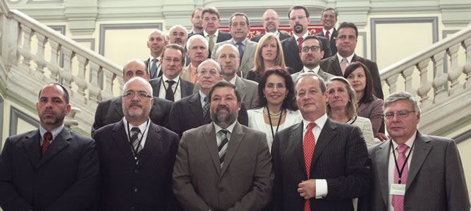 El ministro español de Justicia, Francisco Caamaño, posa para la foto de familia de los asistentes a las Jornadas: "Lucha contra la Corrupción y Cooperación Jurídica Internacional", organizadas en Madrid por la Conferencia de Ministros de Justicia de los 