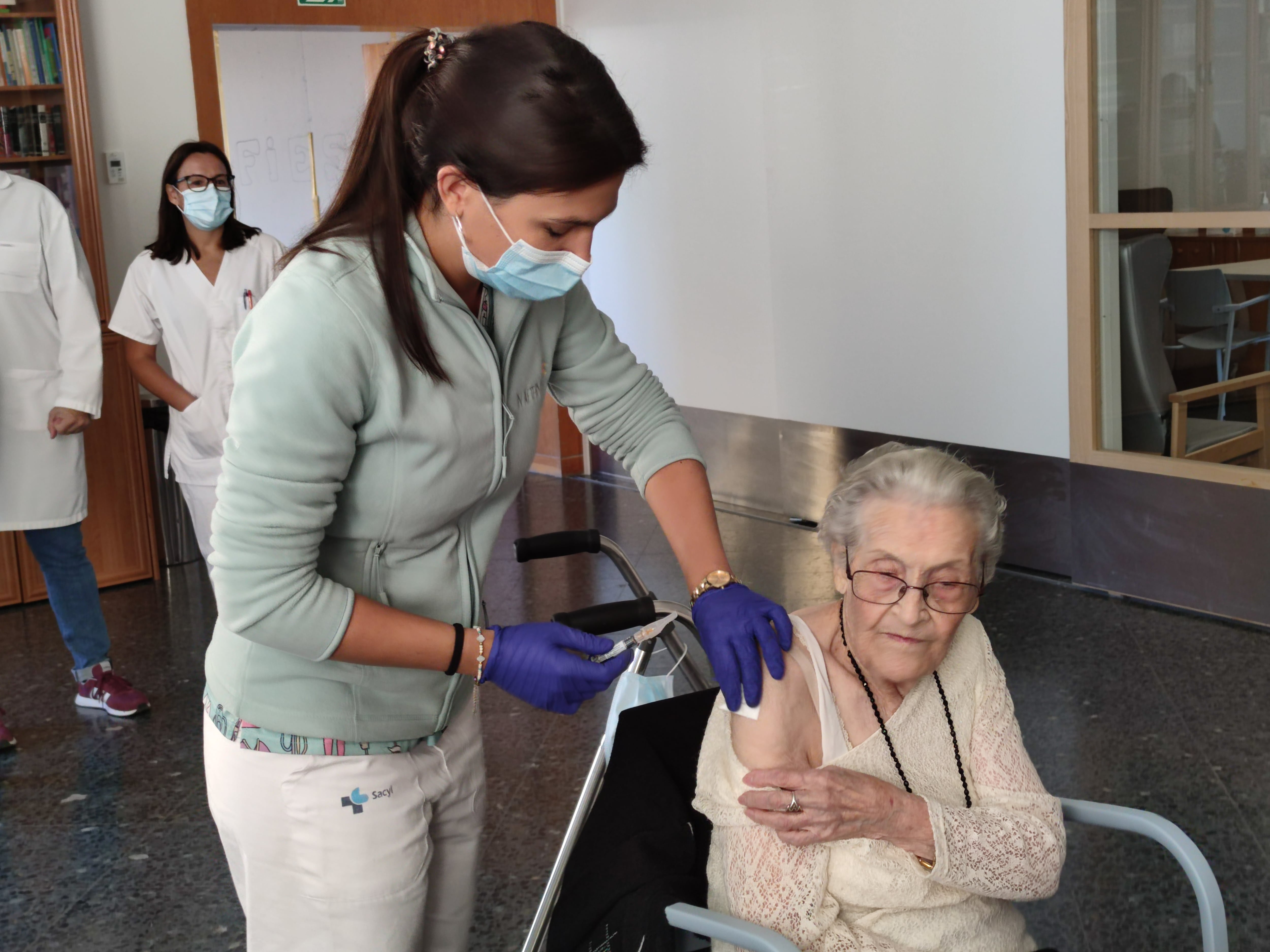 Ana Fernández, que el próximo 3 de octubre cumple 99 años, es la primera persona en Segovia en recibir la cuarta dosis contra la Covid-19