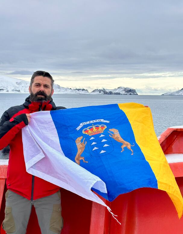 El científico del CSIC, Eugenio Fraile, lleva una bandera canaria hasta la Antártida. @EugenioFraile