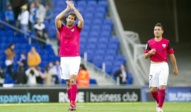 Los jugadores del Málaga Ruud Van Nistelrooy y Santi Cazorla celebran su victoria ante el RCD Espanyol en el partido correspondiente a la trigésima jornada de Liga de Primera División que han disputado ambos equipos en el estadio Cornellá-El Prat