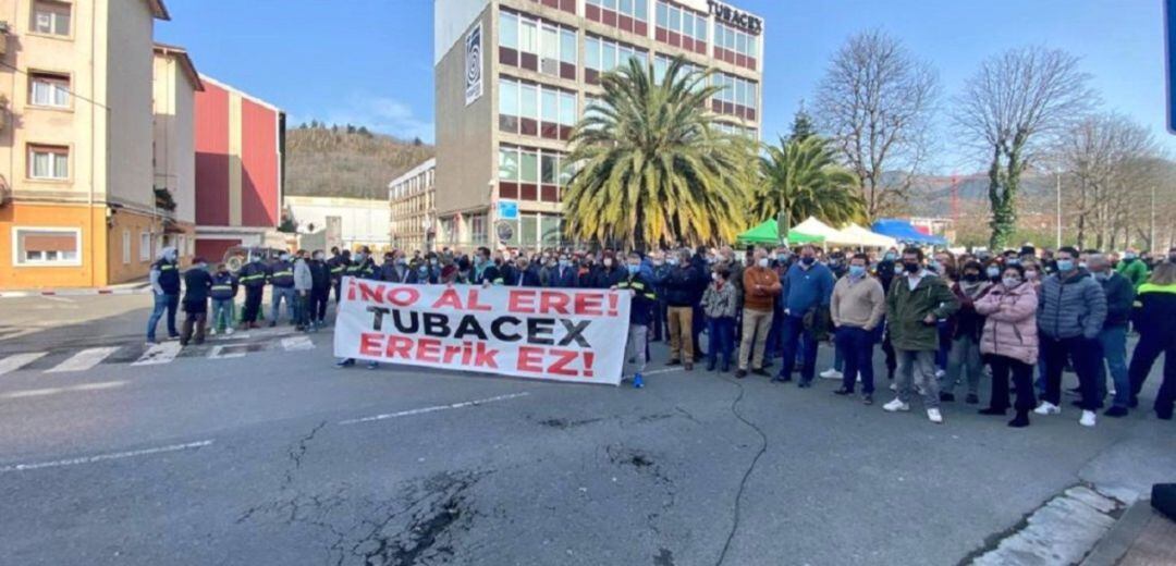 Protesta de los trabajadores de Tubacex frente a la factoría en Llodio