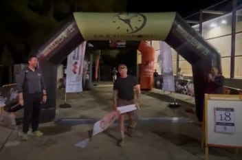 Llegada de Javi Pastor a meta en la primera BACKYARD BORJA´S EXTREME XATIVA 2026
