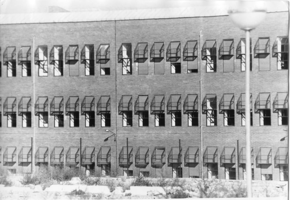 Imagen de la fachada del colegio Jaime de Foxá del barrio del Polígono en 1976