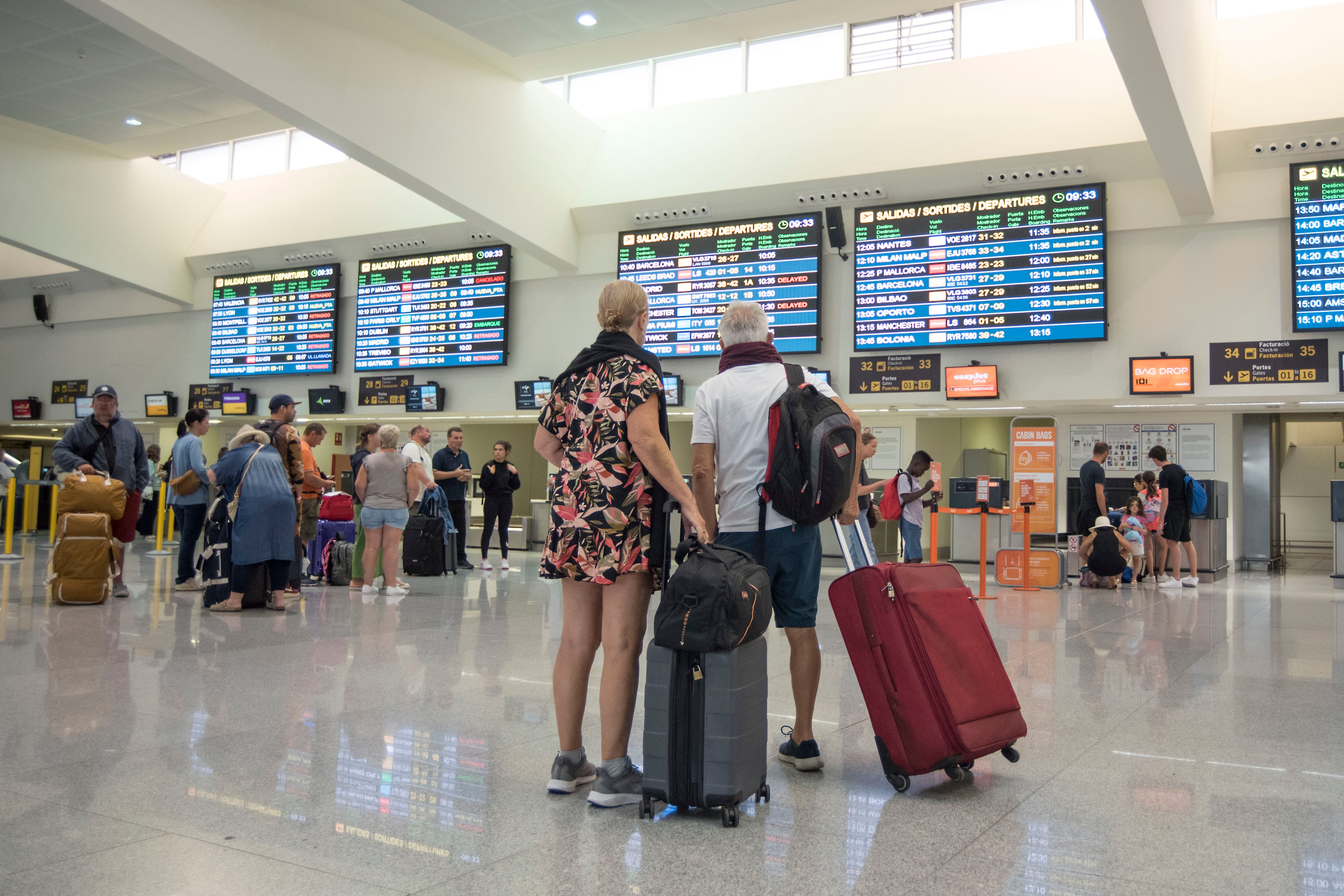 MENORCA, 15/08/2024.- La mejora del tiempo ha permitido reanudar la actividad en el Aeropuerto de Menorca, donde esta mañana se han tenido que cancelar tres vuelos y desviar otros seis, pero todavía se acumulan retrasos de hasta cuatro horas en algunas conexiones.EFE/ David Arquimbau
