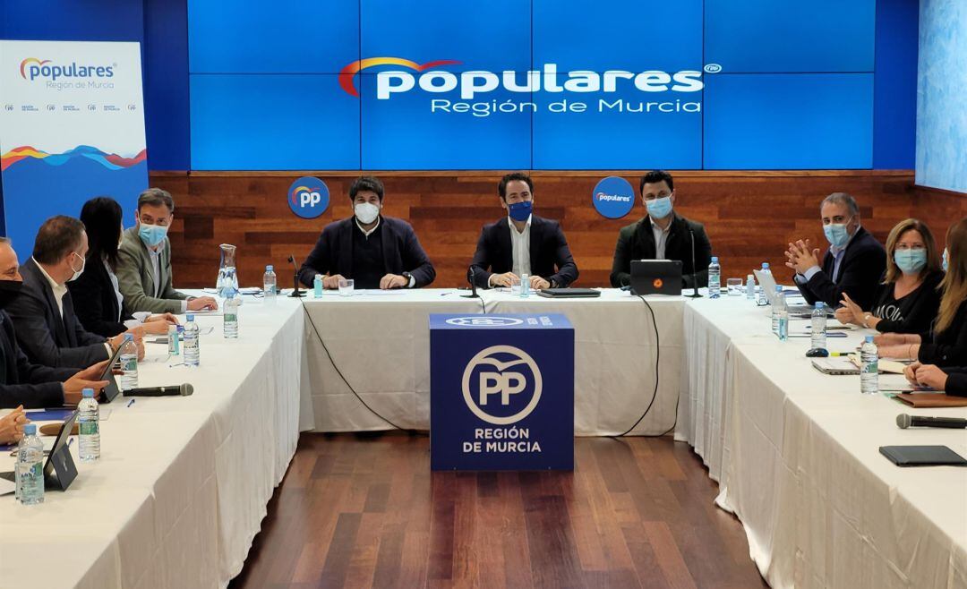 Teodoro García junto a López Miras y José Miguel Luengo durante el encuentro de trabajo en la sede del PP