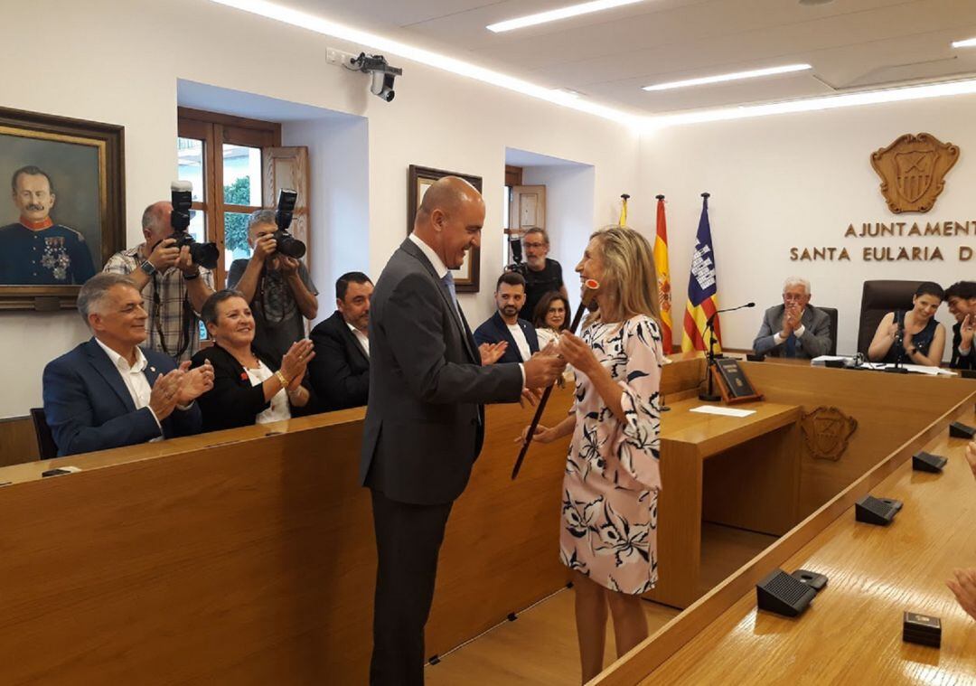 Ferrer, recibiendo el bastón de mando del exalcalde, Vicent Marí