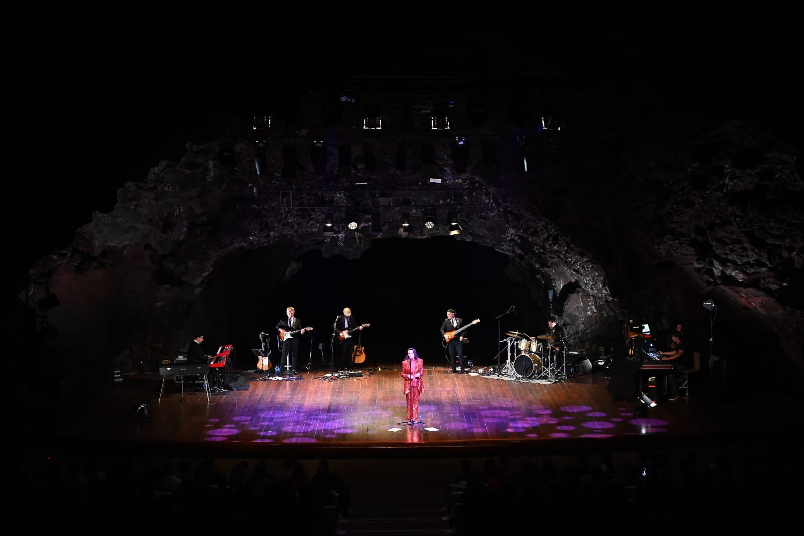 Luz Casal en el escenario del auditorio de Jameos del Agua.