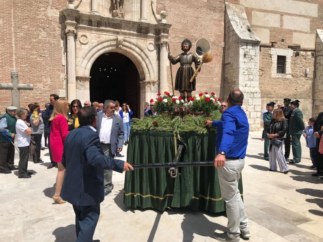 Agricultores y autoridades procesionan la imagen de San Isidro Labrador