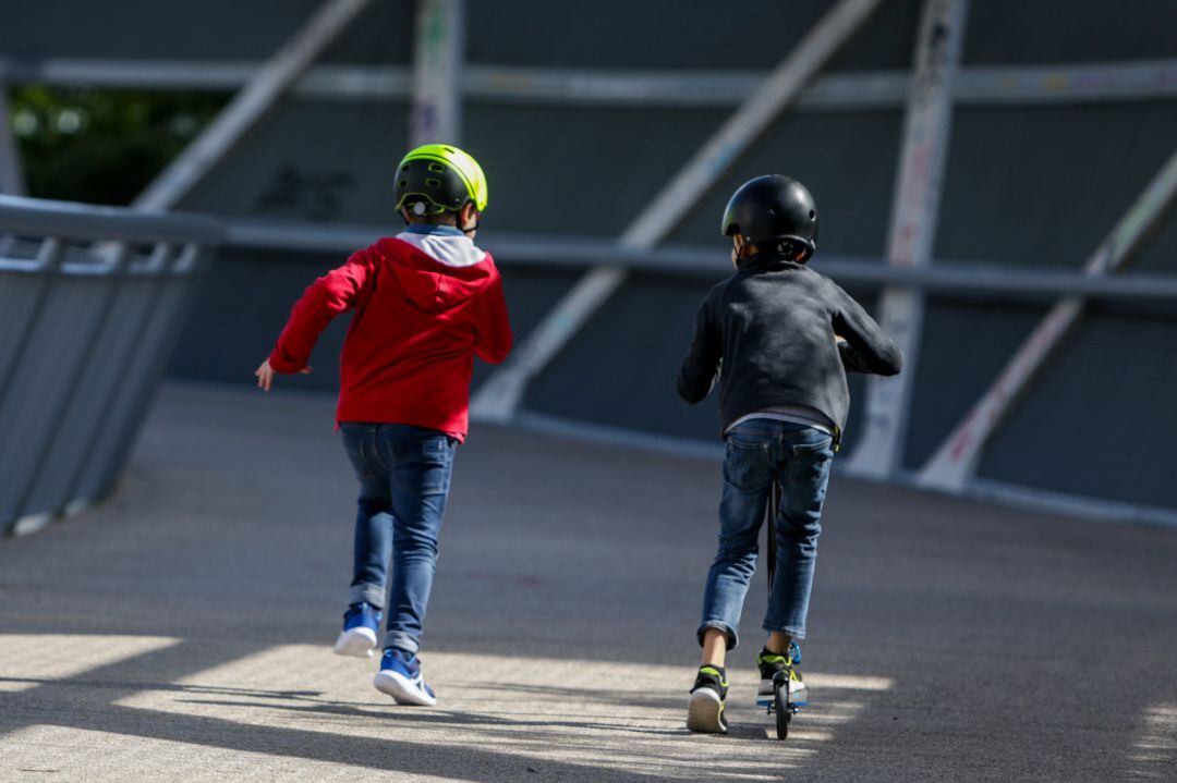 Niños, durante una salida permitida durante el estado de alarma.