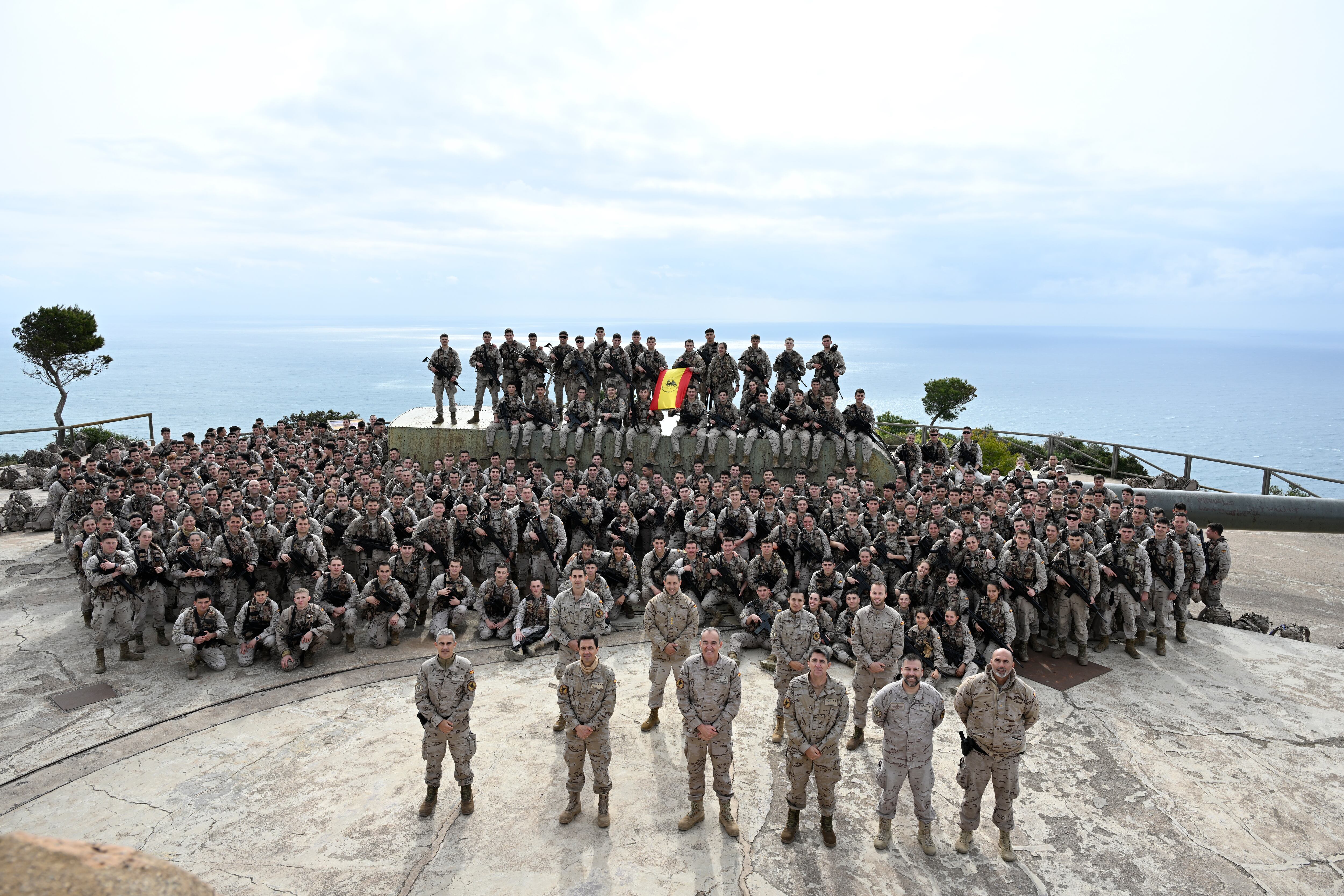 SAN JAVIER (MURCIA), 27/04/2026.- La princesa Leonor posa con sus compañeros para una foto de familia en la Academia General del Aire y del Espacio de San Javier (Murcia), donde pudo realizar su segundo vuelo en solitario. En esta ocasión, al tratarse de su segundo vuelo, las fotografías se realizaron desde otro avión que volaba en paralelo. No se hizo así durante su primer vuelo en solitario, siguiendo los protocolos habituales en la suelta. EFE/ Casa Real SOLO USO EDITORIAL/SOLO DISPONIBLE PARA ILUSTRAR LA NOTICIA QUE ACOMPAÑA (CRÉDITO OBLIGATORIO)