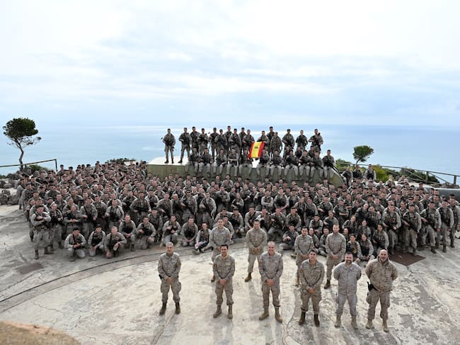 SAN JAVIER (MURCIA), 27/04/2026.- La princesa Leonor posa con sus compañeros para una foto de familia en la Academia General del Aire y del Espacio de San Javier (Murcia), donde pudo realizar su segundo vuelo en solitario. En esta ocasión, al tratarse de su segundo vuelo, las fotografías se realizaron desde otro avión que volaba en paralelo. No se hizo así durante su primer vuelo en solitario, siguiendo los protocolos habituales en la suelta. EFE/ Casa Real SOLO USO EDITORIAL/SOLO DISPONIBLE PARA ILUSTRAR LA NOTICIA QUE ACOMPAÑA (CRÉDITO OBLIGATORIO)