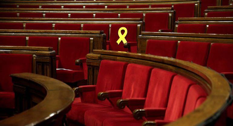 Escaño de Junqueras en el Parlament ocupado por un lazo amarillo