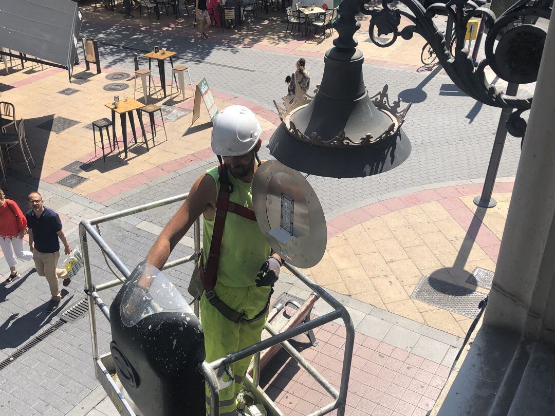 La renovación de las luminarias acabará a finales de noviembre