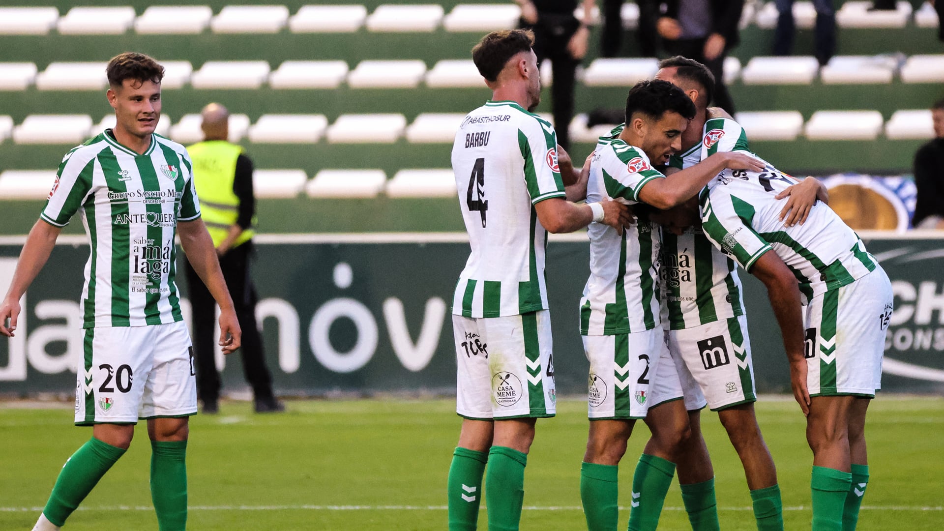 El Antequera CF celebra un gol en el duelo ante el Marbella FC