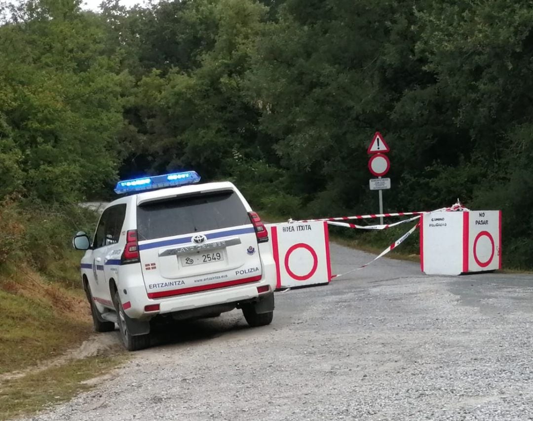 La carretera de Zumarraundi de Zalduendo a Urbia controlada por la ertzantza