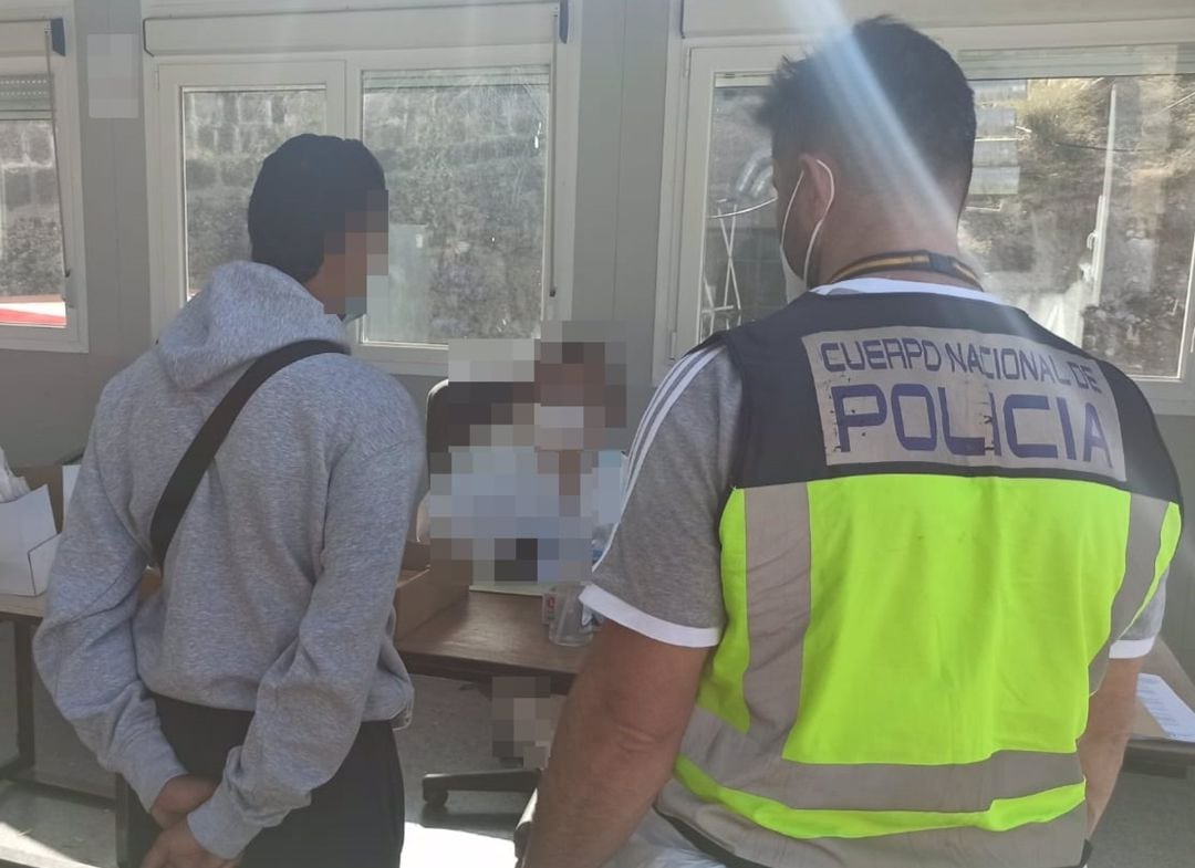 Un agente de la Policía Nacional en el momento de la detención del hombre que tenía una orden internacional de arresto solicitada por Marruecos por un delito de tráfico de drogas.