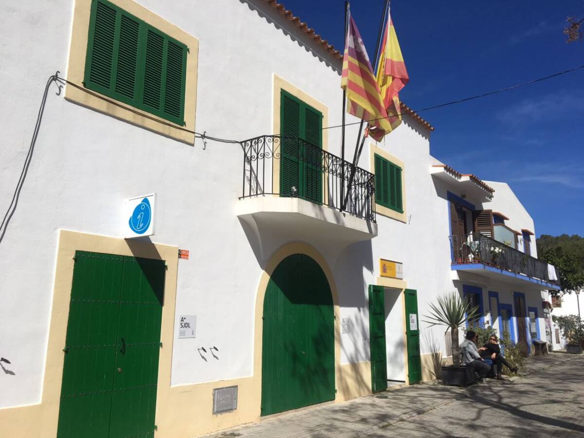 Los municipios de Ibiza 'echan el cierre'