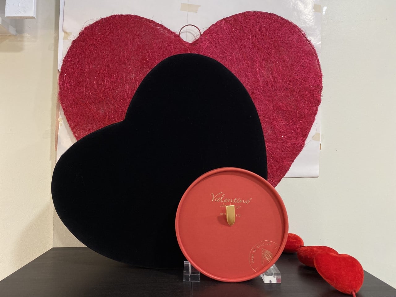 Cajas de corazones que ofrece Valentino Chocolatier en distintos colores.