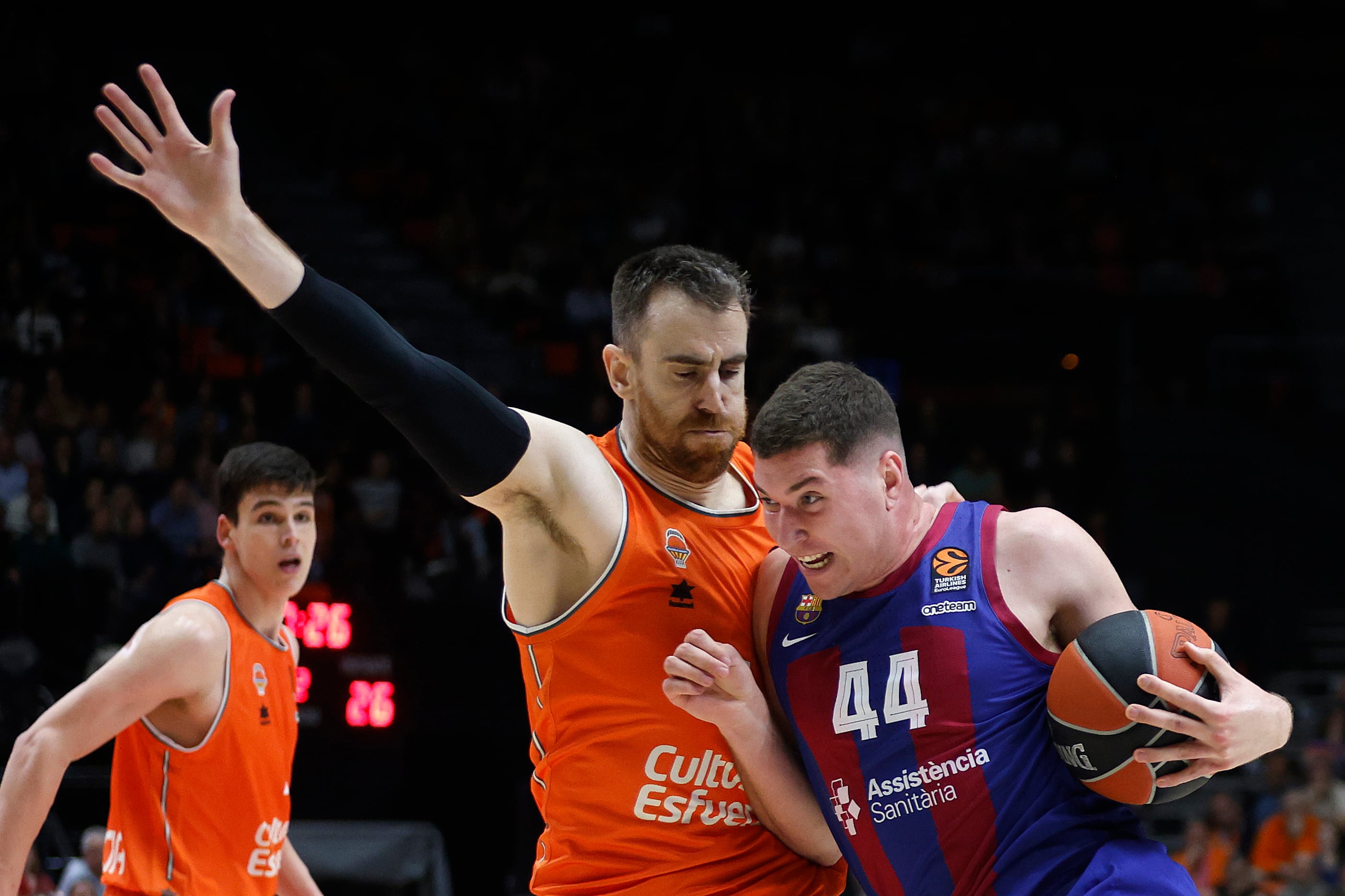 VALENCIA, 07/03/2024.- El jugador del Barça Joel Parra (d) juega un balón ante Víctor Claver (c), del Valencia, durante el partido de la Euroliga de baloncesto que Valencia Basket y FC Barcelona disputan este jueves en el pabellón de la Fuente de San Luis. EFE/Miguel Ángel Polo
