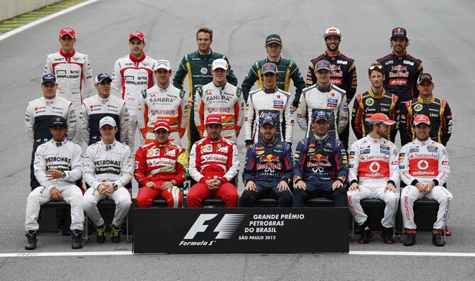 Alonso y Vettel en el centro de la imagen, con la foto de familia de todos los pilotos