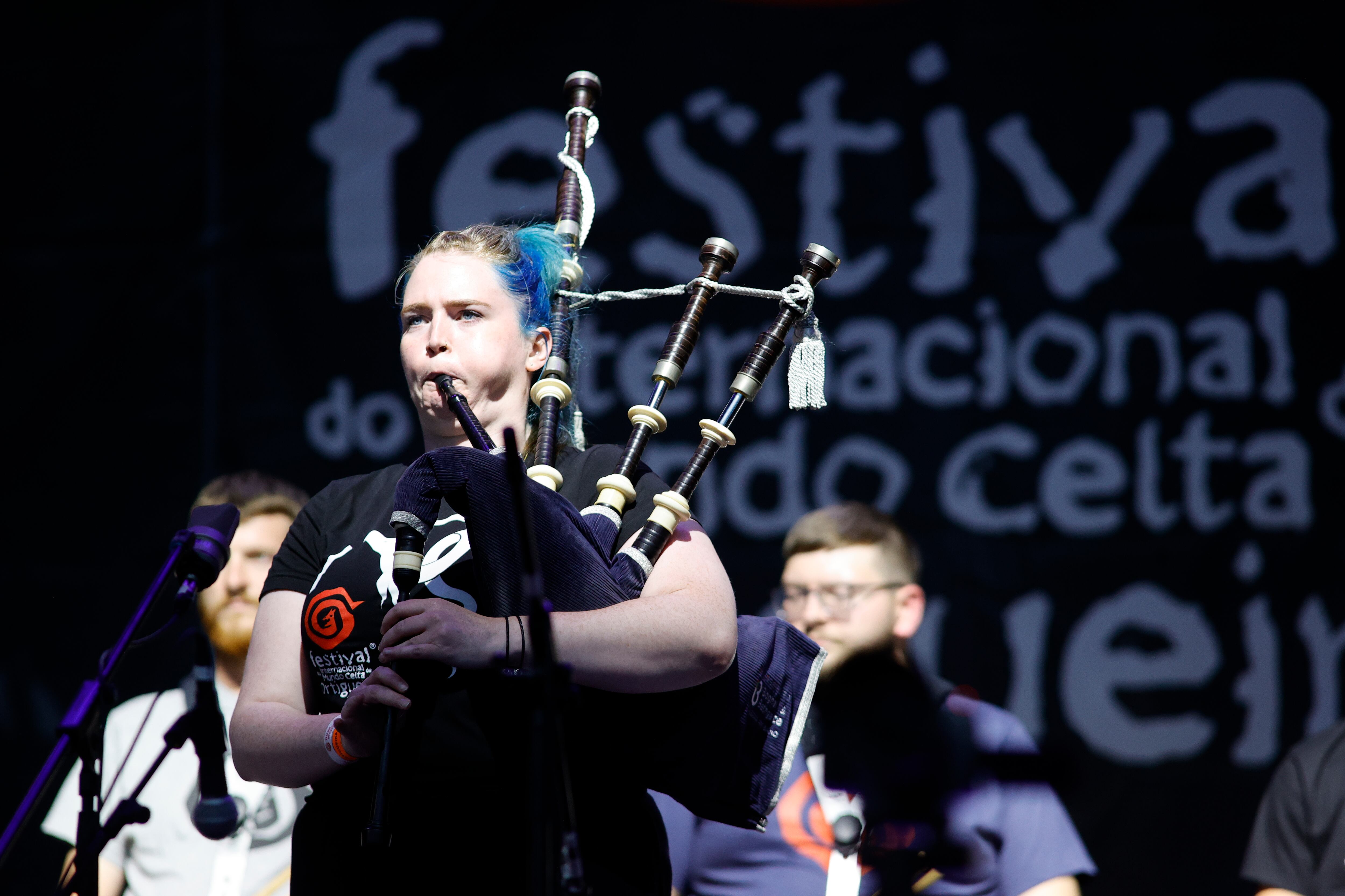 ORTIGUEIRA, 14/07/2023.- La banda Peoples Ford Boghall & Bathgate Caledonia Pipe Band actúa durante el Festival Internacional do Mundo Celta de Ortigueira este viernes. EFE/ Kiko Delgado.