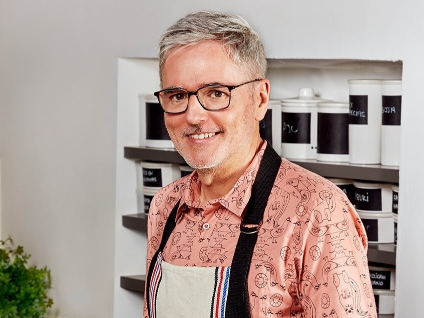 Mikel López Iturriaga, en la cocina.