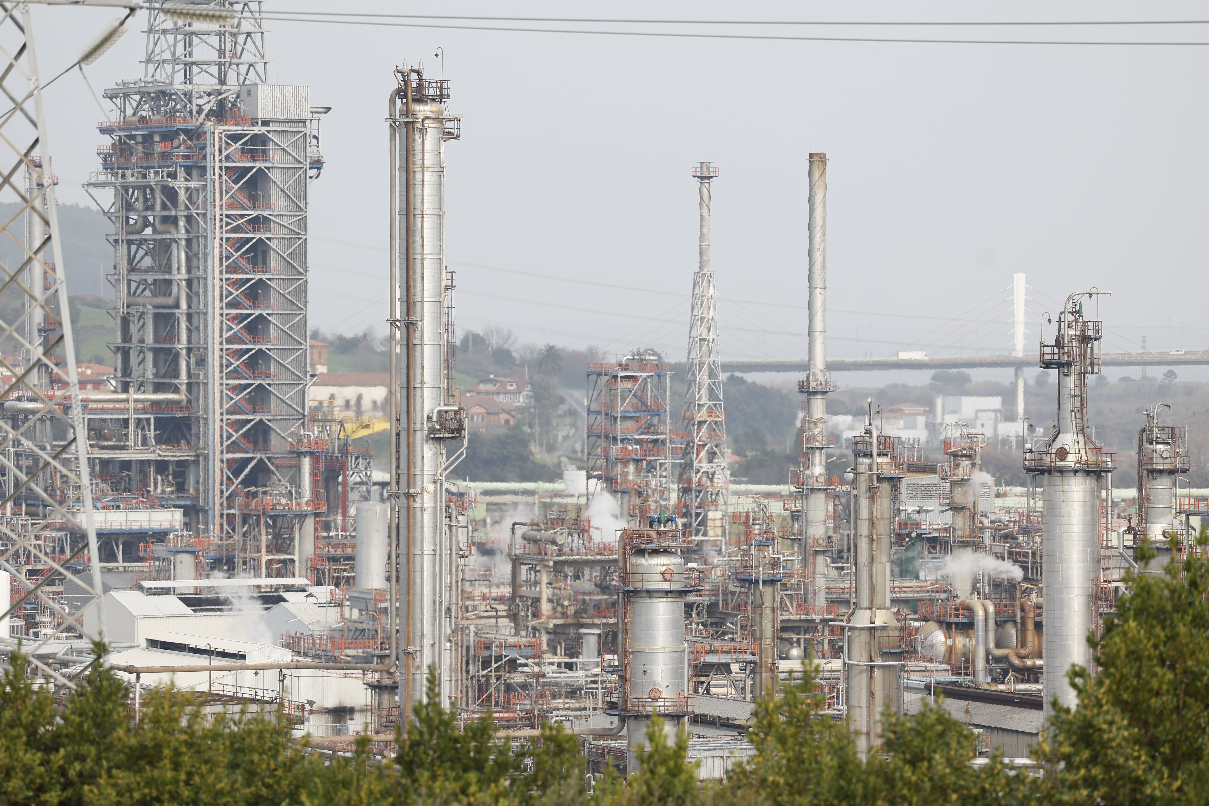MUSKIZ (BIZKAIA), 27/02/2026.- Vista parcial de la refinería de Petronor en Muskiz (Bizkaia). Los últimos resultados de las mediciones en el municipio vizcaíno de Muskiz "constatan fluctuaciones en las concentraciones de benceno en aire", tras la incidencia registrada ayer jueves en la refinería de Petronor y por ello el Gobierno Vasco mantiene las recomendaciones de permanecer en espacios interiores cerrados, con puertas y ventanas cerradas. EFE/ Miguel Toña