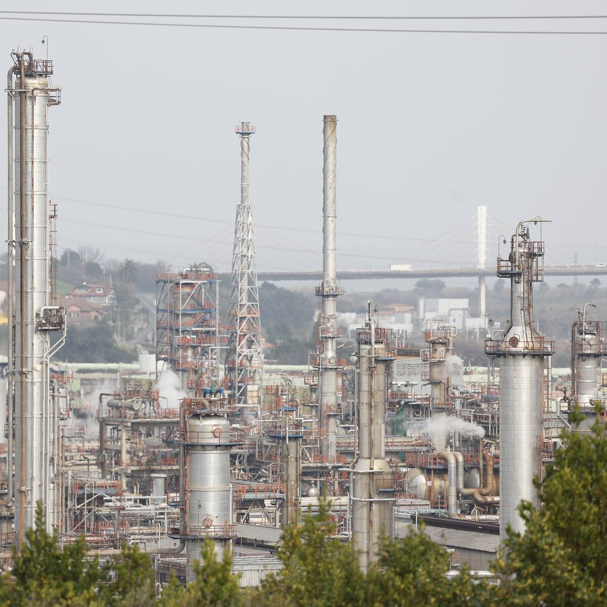 El Gobierno vigila la evolución del escape de benceno de Petronor aunque el viento lo aleja de Cantabria