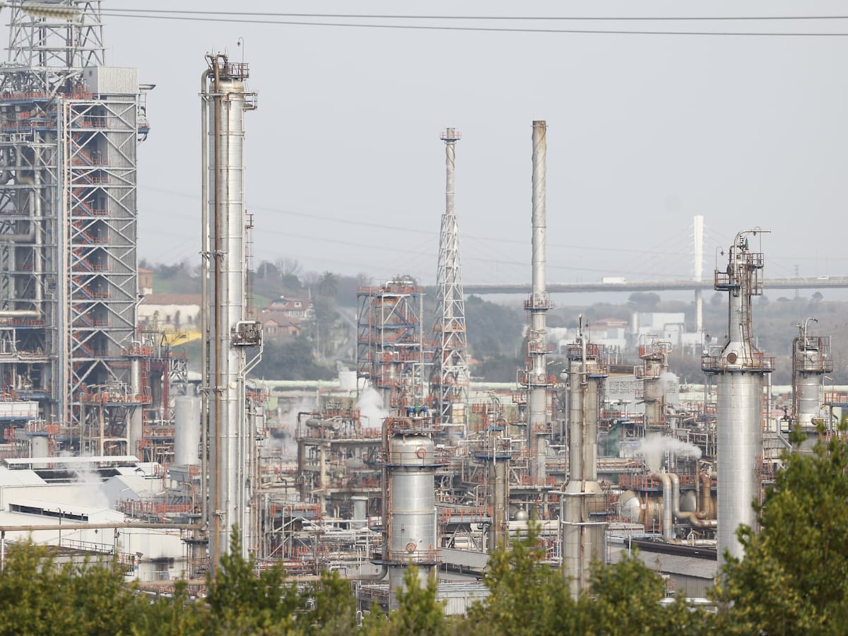 El Gobierno vigila la evolución del escape de benceno de Petronor aunque el viento lo aleja de Cantabria