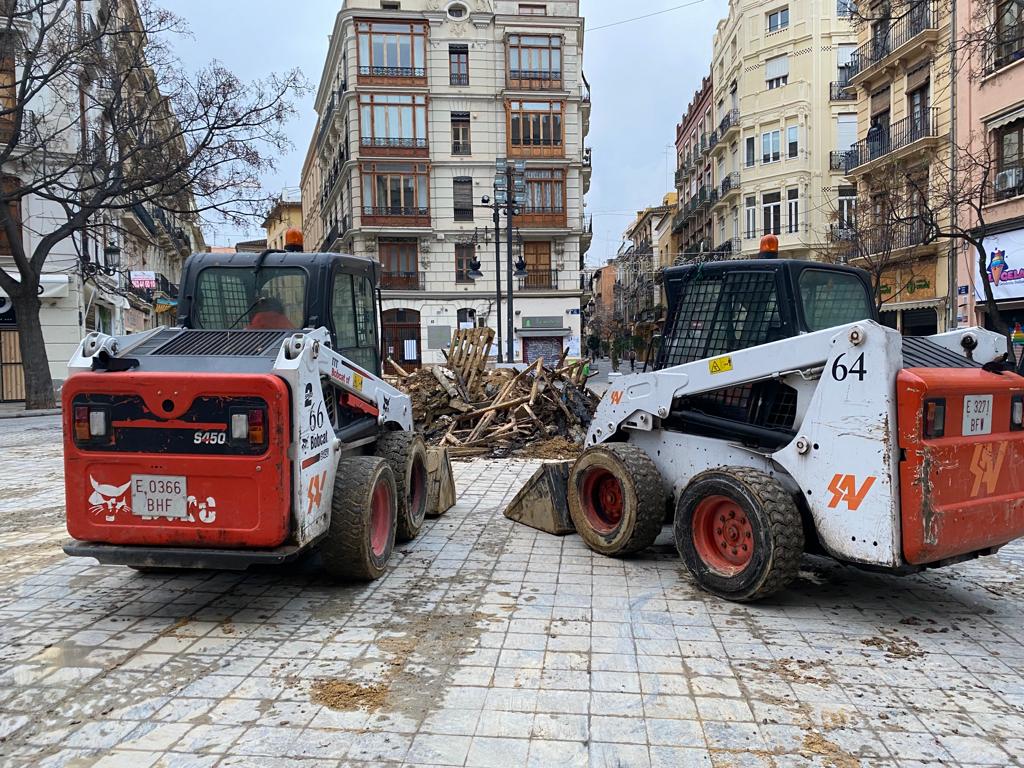 Operarios del Ayuntamiento de València recogen cenizas tras la noche de la Cremà