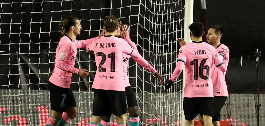 Los jugadores del Barça celebran un gol en Vallecas