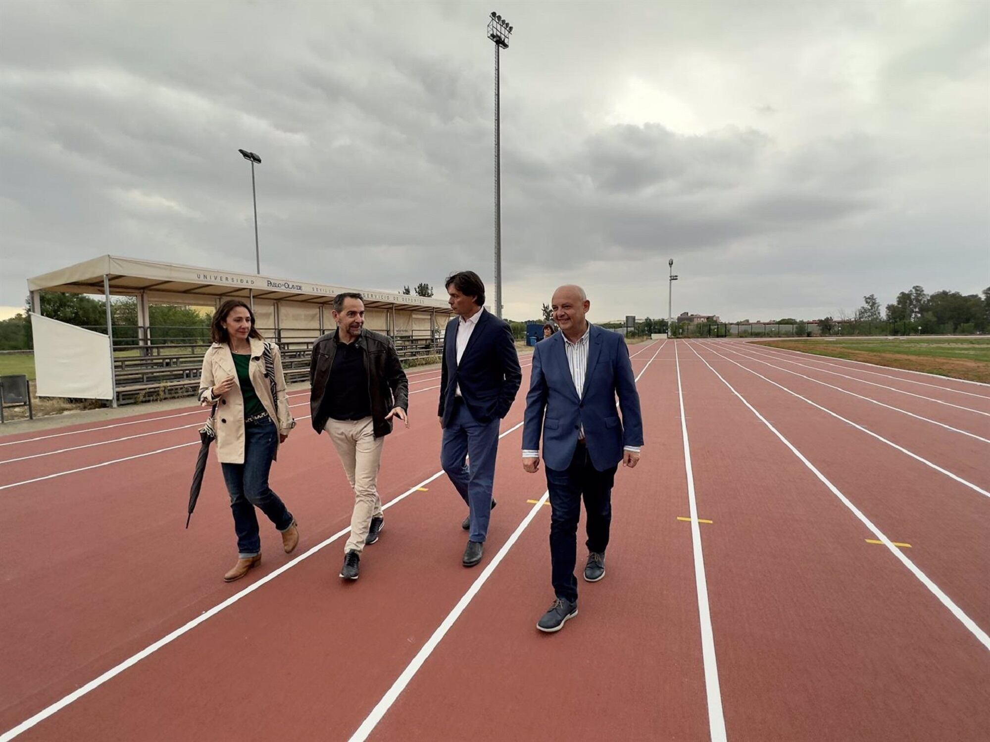 El alcalde de Dos Hermanas, Francisco Rodríguez, y el rector de la Pablo de Olavide, Francisco Oliva, en la nueva pista de atletismo del campus, que será compartida