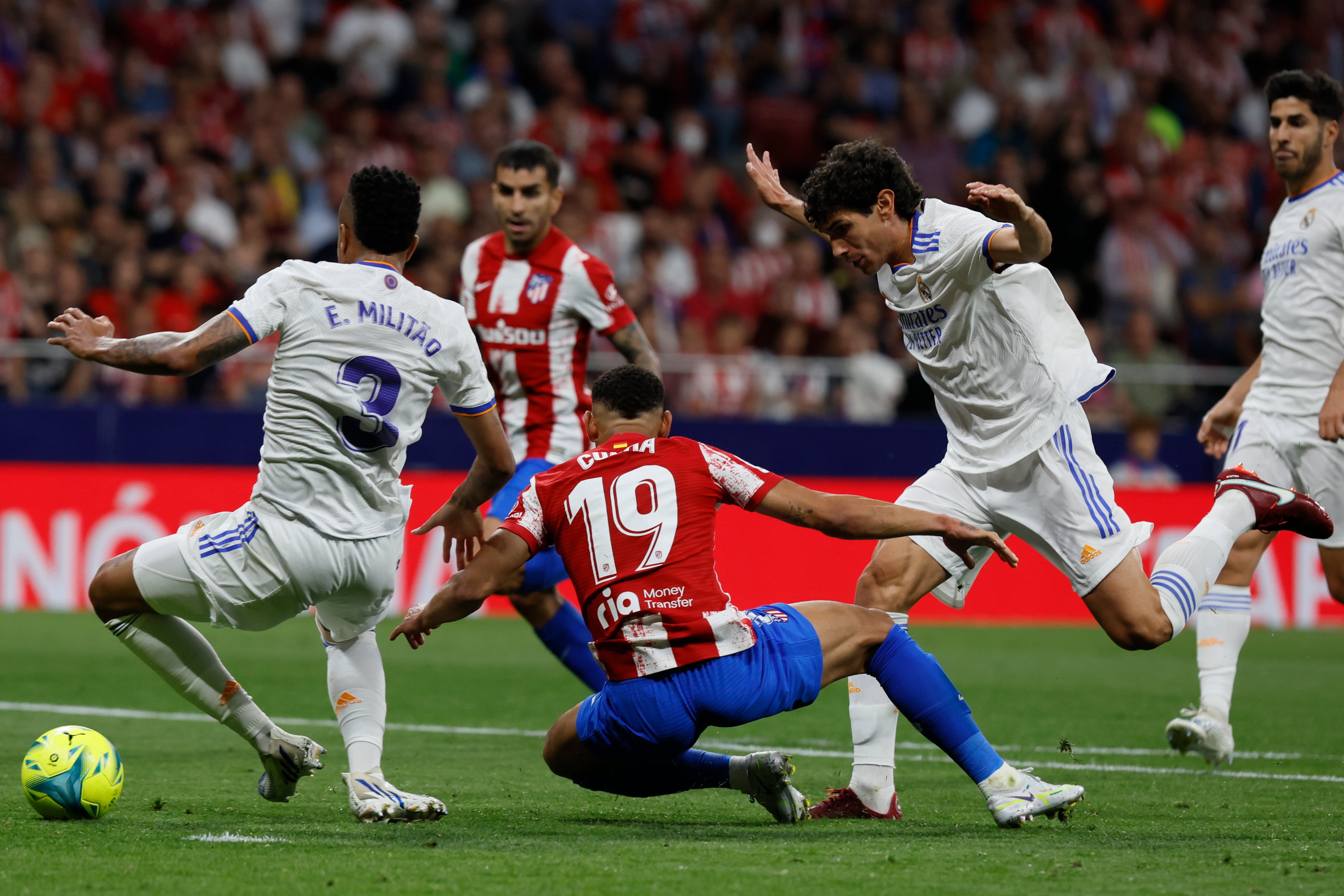 Matheus Cunha cae ante los defensas del Real Madrid, Jesús Vallejo y Militao, en la jugada que ha significado el penalti a favor del equipo rojiblanco en el derbi.