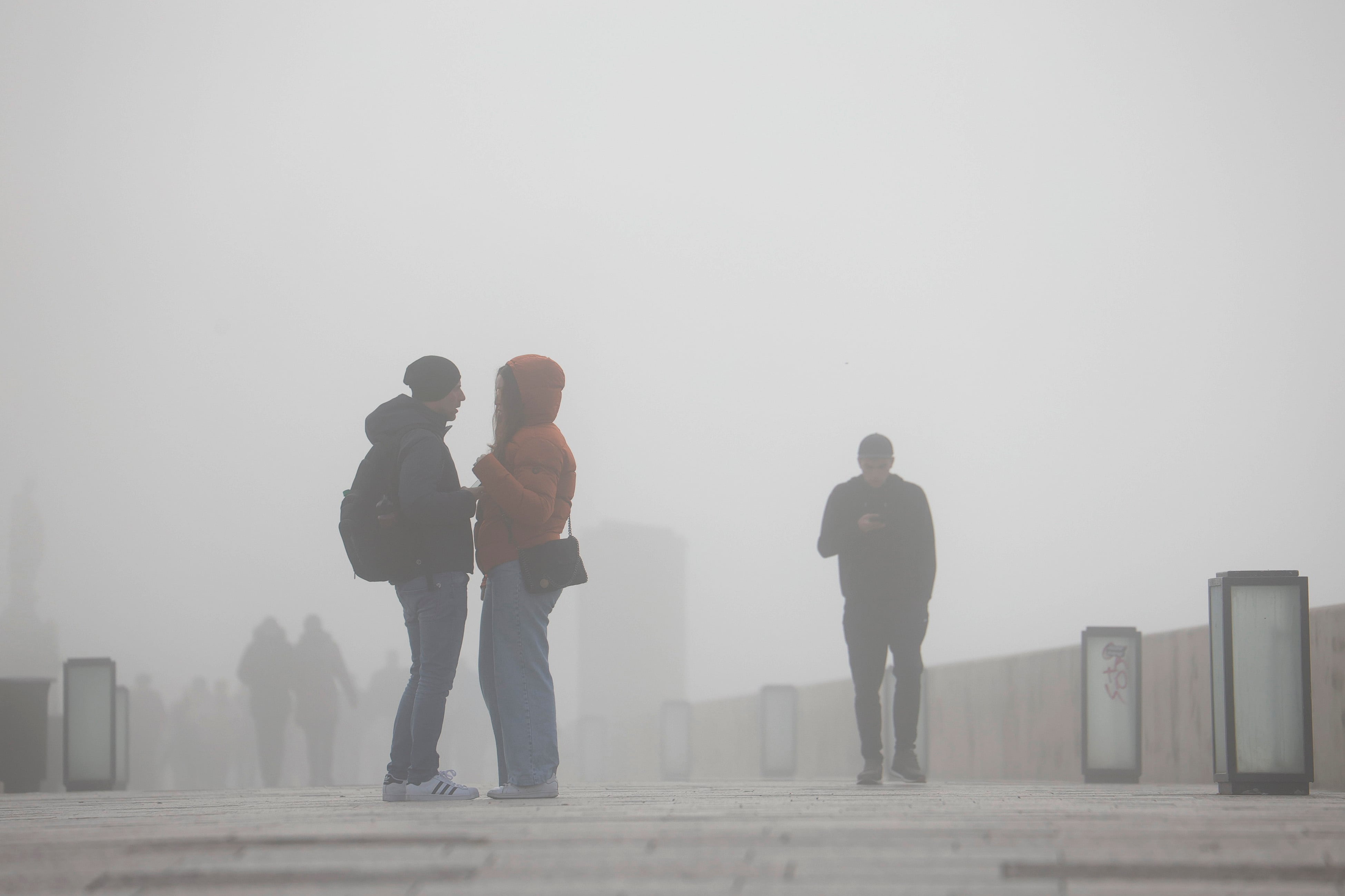 Ciudadanos paseando entre la niebla/ Archivo