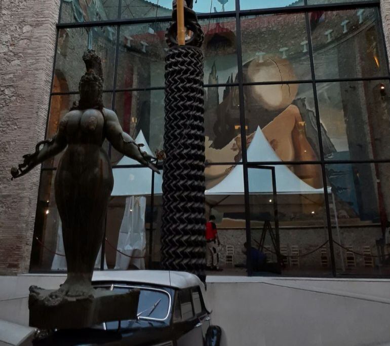 La cúpula del Museu Dalí de Figueres amb les carpes instal·lades per fer la restitució del cos del pintor