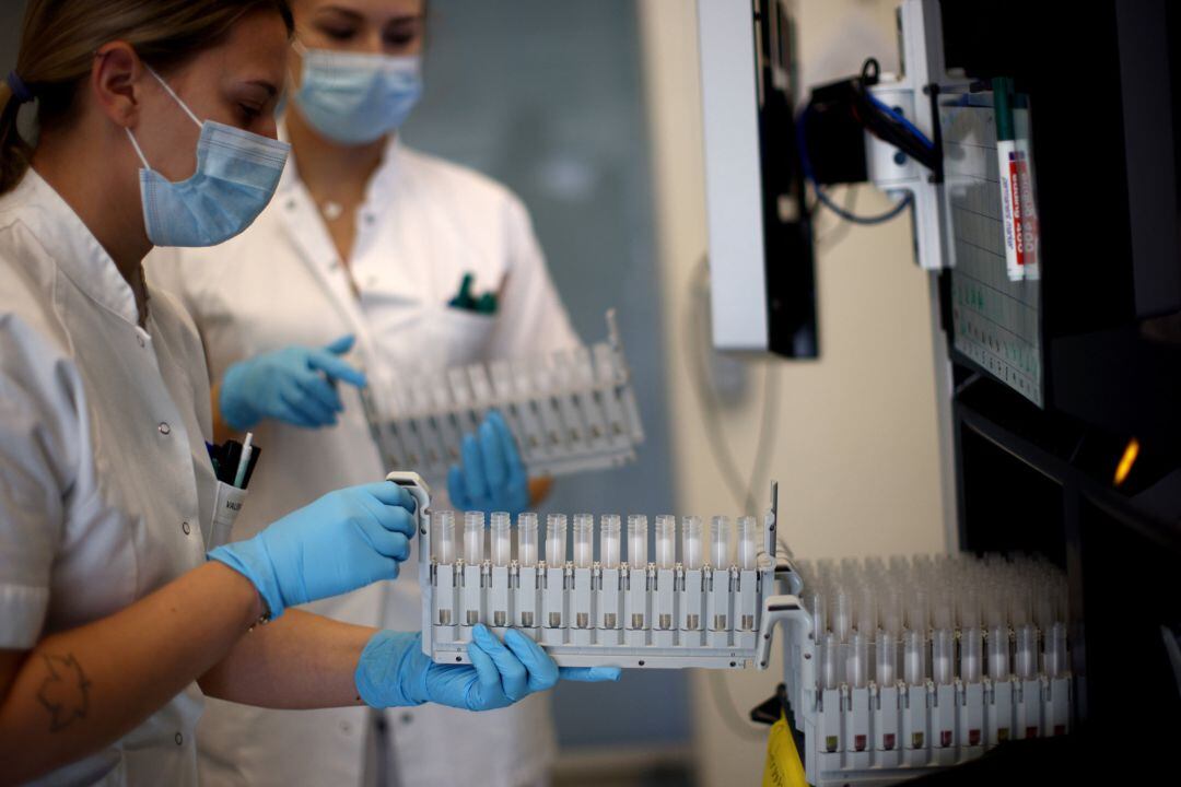 Análisis de pruebas PCR en un laboratorio