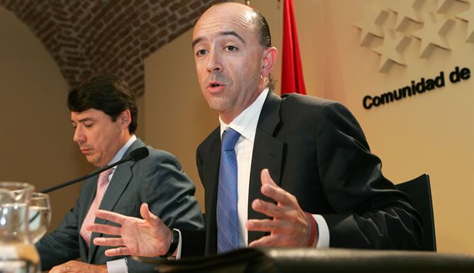 El presidente de la Comunidad de Madrid, Ignacio González, y el exconsejero madrileño de Sanidad Manuel Lamela.